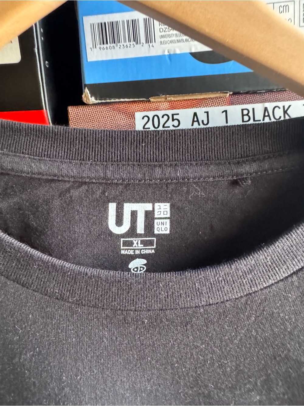 Uniqlo Black Short-Sleeve Tee with Beige Graphic - Picture 2 of 3